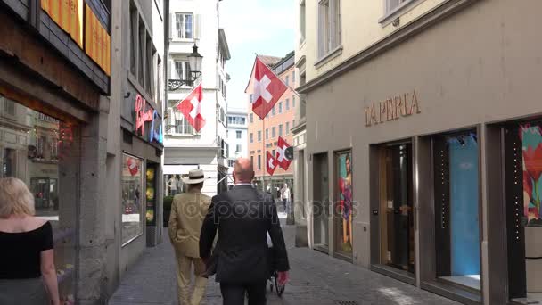 Ζυρίχη, Ελβετία - 04 Ιουλίου 2017: Οι πολίτες και οι τουρίστες περπατούν στους δρόμους της Ζυρίχη, Ελβετία. Ζυρίχη είναι μια κορυφαία παγκόσμια πόλη και μεταξύ του κόσμους μεγαλύτερο οικονομικό κέντρο. — Αρχείο Βίντεο