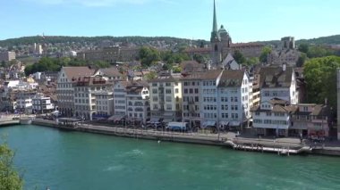 Zürih, İsviçre - 04 Temmuz 2017: Tarihi Zürih şehir merkezine, Limmat Nehri ve Zürih Gölü, İsviçre görünümünü. Zürih önde gelen bir küresel kent olduğunu ve dünyanın en büyük finans merkezi arasında.