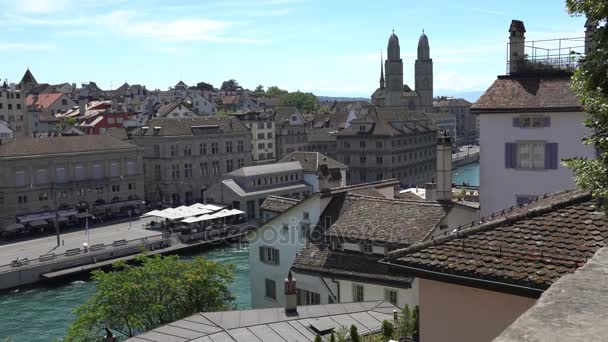 ZURICH, SWITZERLAND - HEINÄKUU 04, 2017: Näkymä historialliselle Zürichin keskustalle, Lottorjoelle ja Zürichin järvelle, Sveitsi. Zürich on johtava maailmanlaajuinen kaupunki ja yksi maailman suurimmista finanssikeskuksista . — kuvapankkivideo