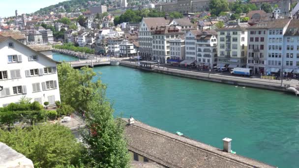 Curych, Švýcarsko - 04 červenec 2017: Pohled na historické centrum města Curych, podél břehů řeky Limmat a Curyšské jezero, Švýcarsko. Curych je přední globální město a mezi největší finanční centrum na světě. — Stock video