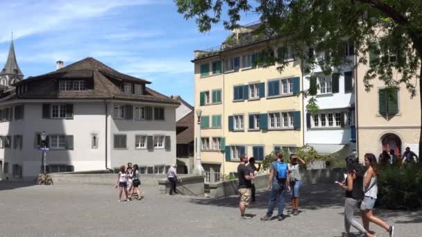 ZURICH, SVIZZERA - 04 LUGLIO 2017: Cittadini e turisti che camminano per le strade di Zurigo, Svizzera. Zurigo è una città leader a livello mondiale e tra i più grandi centri finanziari del mondo . — Video Stock