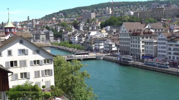 Ζυρίχη, Ελβετία - 04 Ιουλίου 2017: Προβολή ιστορικό κέντρο της Ζυρίχης, στον ποταμό Limmat και λίμνη της Ζυρίχης, Ελβετία. Ζυρίχη είναι μια κορυφαία παγκόσμια πόλη και μεταξύ μεγαλύτερο οικονομικό κέντρο του κόσμου. — Αρχείο Βίντεο