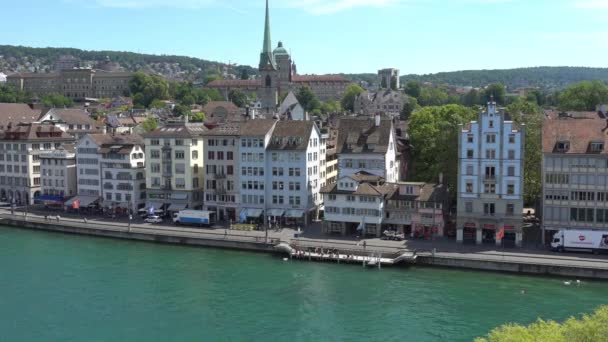 Zürich, Zwitserland - 04 juli 2017: Uitzicht op historische centrum van de stad Zürich, Limmat rivier en lake Zurich, Zwitserland. Zurich is een toonaangevende wereldwijde stad en onder de's werelds grootste financiële centrum. — Stockvideo