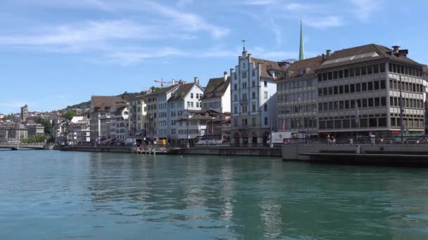 Zürih, İsviçre - 04 Temmuz 2017: Tarihi Zürih şehir merkezine, Limmat Nehri ve Zürih Gölü, İsviçre görünümünü. Zürih önde gelen bir küresel kent olduğunu ve dünyanın en büyük finans merkezi arasında. — Stok video