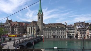 Zürih, İsviçre - 04 Temmuz 2017: Tarihi Zürih şehir merkezine, Limmat Nehri ve Zürih Gölü, İsviçre görünümünü. Zürih önde gelen bir küresel kent olduğunu ve dünyanın en büyük finans merkezi arasında.