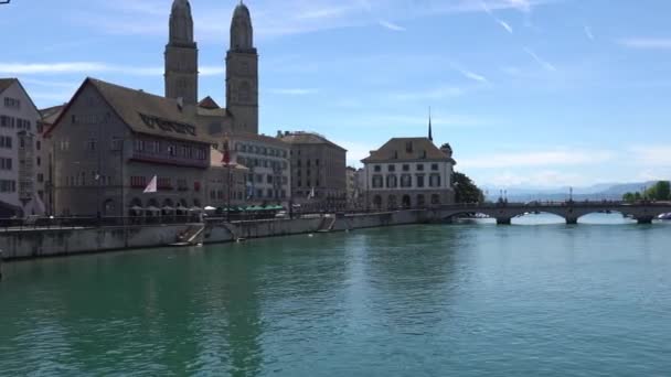 Zürich, Schweiz - 04 juli 2017: Vy över historiska Zurich city center, Limmat flod- och Zürich, Schweiz. Zurich är en ledande global stad och bland världens största finansiella centrum. — Stockvideo