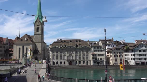 Zürich, Svájc - 2017. július 04.: Nézd a Zürich történelmi városközpont, a Bahnhofstrasse és a Zürichi-tó, Svájc. Zürich a vezető és a világ legnagyobb pénzügyi központja között. — Stock videók