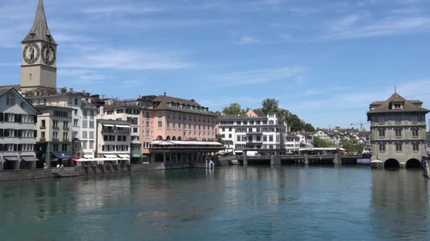 Curych, Švýcarsko - 04 červenec 2017: Pohled na historické centrum města Curych, podél břehů řeky Limmat a Curyšské jezero, Švýcarsko. Curych je přední globální město a mezi největší finanční centrum na světě. — Stock video