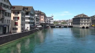 Zürih, İsviçre - 04 Temmuz 2017: Tarihi Zürih şehir merkezine, Limmat Nehri ve Zürih Gölü, İsviçre görünümünü. Zürih önde gelen bir küresel kent olduğunu ve dünyanın en büyük finans merkezi arasında.