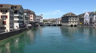 Zürih, İsviçre - 04 Temmuz 2017: Tarihi Zürih şehir merkezine, Limmat Nehri ve Zürih Gölü, İsviçre görünümünü. Zürih önde gelen bir küresel kent olduğunu ve dünyanın en büyük finans merkezi arasında.