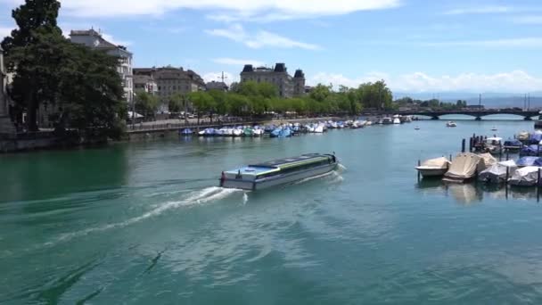 ZURICH, SUIZA - 04 DE JULIO DE 2017: Vista del centro histórico de Zurich, el río Limmat y el lago Zurich, Suiza. Zurich es una ciudad global líder y uno de los centros financieros más grandes del mundo . — Vídeos de Stock