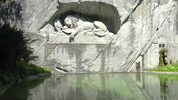 Luzern, Schweiz-04 juli, 2017: döende Lejonmonumentet i Luzern. Det var huggen på klippan för att hedra schweiziska vakter Ludvig XVI av Frankrike. — Stockvideo