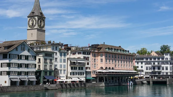 ZURICH, SUÍÇA: Vista do centro histórico da cidade de Zurique, rio Limmat e lago Zurique, Suíça. Zurique é uma cidade líder global e um dos maiores centros financeiros do mundo . — Fotografia de Stock