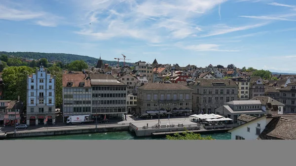 Zürich, Schweiz - 04 juli 2017: Vy över historiska Zurich city center, Limmat flod- och Zürich, Schweiz. Zurich är en ledande global stad och bland världens största finansiella centrum. — Stockfoto