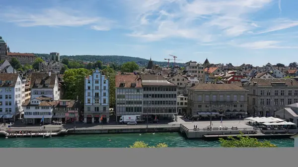 ZURICH, SWITZERLAND - JULY 04, 2017: Pemandangan pusat kota Zurich bersejarah, sungai Limmat dan danau Zurich, Swiss. Zurich adalah kota global terkemuka dan salah satu pusat keuangan terbesar di dunia . — Stok Foto