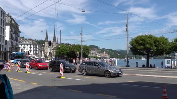 Luzern, Schweiz - 04 juli 2017: Visa Luzerns centrum, Schweiz. Luzern är huvudstad i kantonen Luzern och del av stadsdelen med samma namn. — Stockvideo