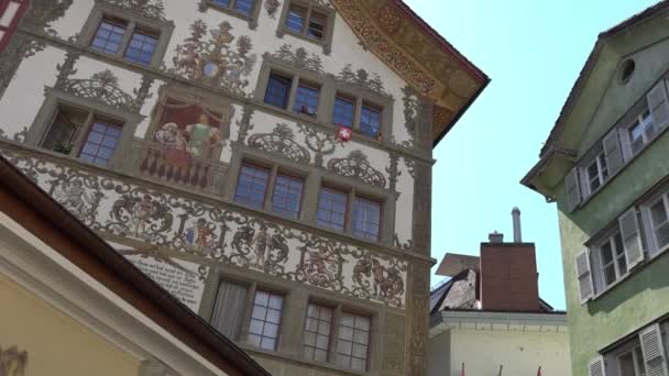 Lucerne, Švýcarsko - 04 červenec 2017: Krásné malované budovy v Lucerne, Švýcarsko. Luzern je hlavním městem kantonu Luzern a části okresu se stejným názvem. — Stock video