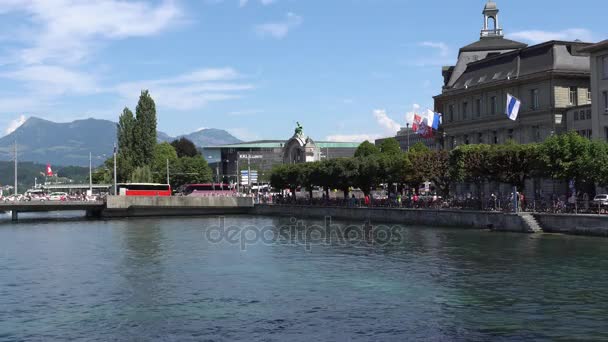 Luzern, Švýcarsko - 04 červenec 2017: Pohled na historické centrum města Lucerne, Švýcarsko. Luzern je hlavním městem kantonu Luzern a části okresu se stejným názvem. — Stock video