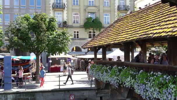 LUCERNE, SUÍÇA - JULHO 04, 2017: Vista do centro histórico da cidade de Lucerna, Suíça. Lucerna é a capital do cantão de Lucerna e parte do distrito de mesmo nome . — Vídeo de Stock