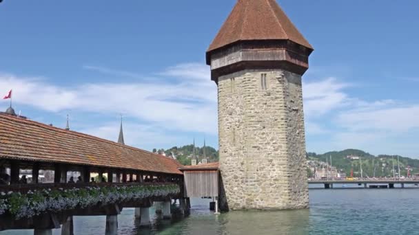 Luzern, Schweiz - 04. Juli 2017: Blick auf die historische Luzerner Innenstadt, Schweiz. Luzern ist die Hauptstadt des Kantons Luzern und Teil des gleichnamigen Bezirks. — Stockvideo