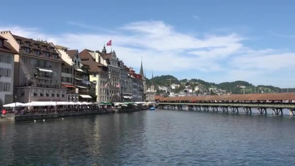 Luzern, Schweiz - 04. Juli 2017: Blick auf die historische Luzerner Innenstadt, Schweiz. Luzern ist die Hauptstadt des Kantons Luzern und Teil des gleichnamigen Bezirks. — Stockvideo