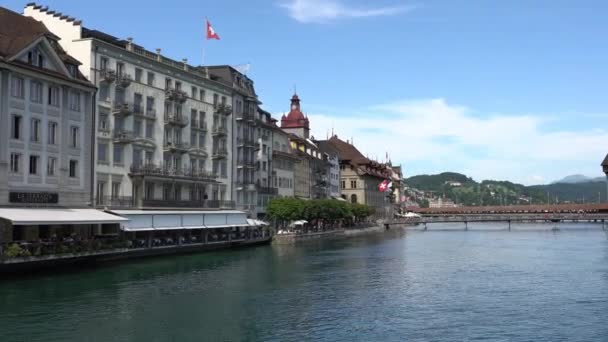 LUCERNE, SUISSE - 04 JUILLET 2017 : Vue du centre historique de Lucerne, Suisse. Lucerne est la capitale du canton de Lucerne et une partie du district du même nom . — Video