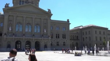 Bern, İsviçre - 06 Temmuz 2017: Çeşme Meydanı Federal Sarayı İsviçre, Bundeshaus - İsviçre Parlamento Binası yakınındaki insanlarda.