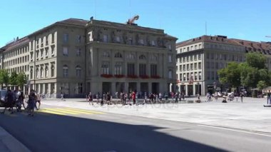 Bern, İsviçre - 06 Temmuz 2017: Meclis Binası yakınındaki meydanda çeşme insanlarda.