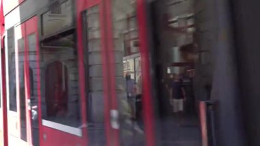 Bern, İsviçre - 06 Temmuz 2017: Kramgasse Bern, İsviçre'de renkli tramvay. Kramgasse Dünya Kültür Unesco miras bir parçasıdır.