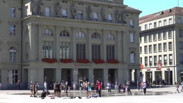 Bern, İsviçre - 06 Temmuz 2017: Meclis Binası yakınındaki meydanda çeşme insanlarda. — Stok video