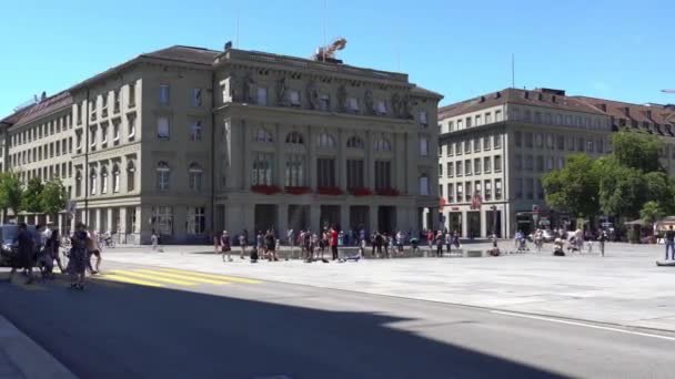 BERN, SUIZA - 06 DE JULIO DE 2017: La gente en la fuente en la plaza cerca del edificio del Parlamento . — Vídeo de stock