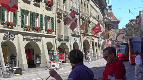 Bern, İsviçre - 06 Temmuz 2017: Kramgasse Bern, İsviçre'de renkli tramvay. Kramgasse Dünya Kültür Unesco miras bir parçasıdır. — Stok video