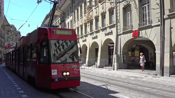 BERN, SUIZA - 06 DE JULIO DE 2017: Coloridos tranvías en Kramgasse en Berna, Suiza. Kramgasse forma parte del Patrimonio Cultural Mundial de la UNESCO . — Vídeos de Stock