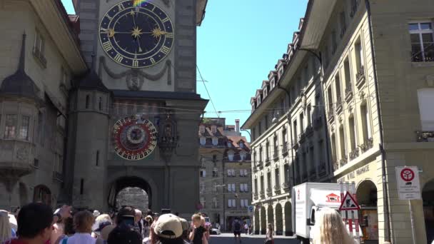 Bern, Švýcarsko - 06 července 2017: Zytglogge. Slavná středověká věž s Xv století orloj v The Kramgasse v Bernu, Švýcarsko. — Stock video