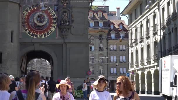 Bern, İsviçre - 06 Temmuz 2017: Zytglogge. Xv. yüzyıl Astronomik Saat'in, Bern, İsviçre Kramgasse ile ünlü Ortaçağ Kulesi. — Stok video
