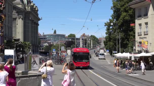 Bern, İsviçre - 06 Temmuz 2017: Bern, İsviçre trafik. Kramgasse Dünya Kültür Unesco miras bir parçasıdır. — Stok video