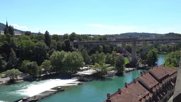 BERN, SWITZERLAND - 06 de julho de 2017: Vista da plataforma de observação em Berna, Suíça . — Vídeo de Stock