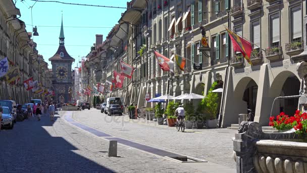 BERN, SVIZZERA - 06 LUGLIO 2017: Veduta della Kramgasse a Berna, Svizzera. Kramgasse fa parte del patrimonio culturale mondiale dell'UNESCO . — Video Stock
