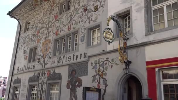 Luzern, Schweiz - 04 juli 2017: Vackra målade byggnader i Luzern, Schweiz. Luzern är huvudstad i kantonen Luzern och del av stadsdelen med samma namn. — Stockvideo