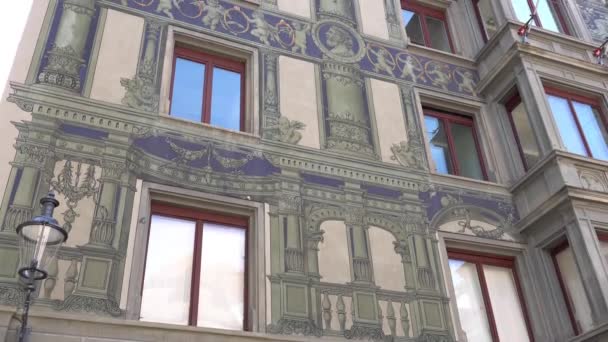 ルツェルン, スイス - 2017 年 7 月 4 日: スイス、ルツェルンの美しい塗装建物。ルツェルンは、ルツェルンの同じ名前の地区の一部のカントンの首都. — ストック動画