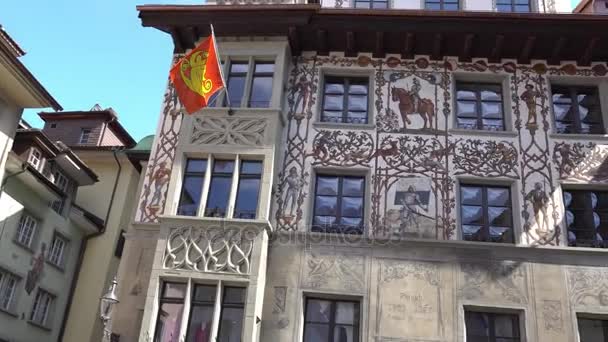 LUCERNE, SUIZA - 04 DE JULIO DE 2017: Hermosos edificios pintados en Lucerna, Suiza. Lucerna es la capital del cantón de Lucerna y parte del distrito del mismo nombre. . — Vídeo de stock