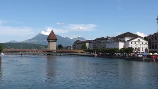 Luzern, Švýcarsko - 04 červenec 2017: Pohled na historické centrum města Lucerne, Švýcarsko. Luzern je hlavním městem kantonu Luzern a části okresu se stejným názvem. — Stock video