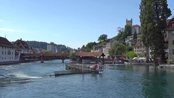 LUCERNE, SUÍÇA - JULHO 04, 2017: Vista do centro histórico da cidade de Lucerna, Suíça. Lucerna é a capital do cantão de Lucerna e parte do distrito de mesmo nome . — Vídeo de Stock