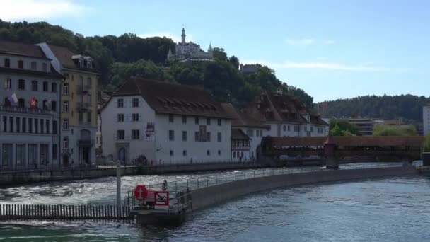 Luzern, Švýcarsko - 04 červenec 2017: Pohled na historické centrum města Lucerne, Švýcarsko. Luzern je hlavním městem kantonu Luzern a části okresu se stejným názvem. — Stock video