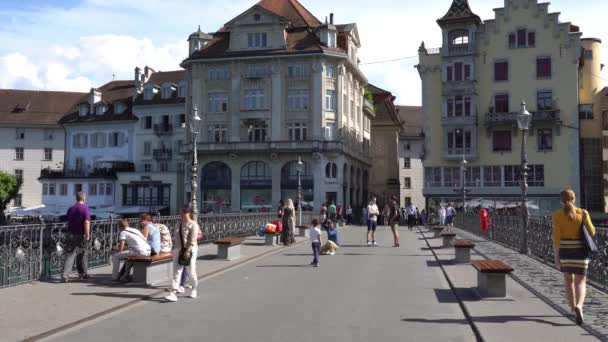 LUCERNE, SVIZZERA - 04 LUGLIO 2017: Veduta del centro storico di Lucerna, Svizzera. Lucerna è il capoluogo del cantone di Lucerna e parte dell'omonimo distretto. . — Video Stock