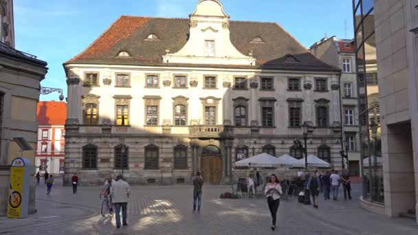 Wroclaw, Polonia - 04 de julio de 2017: Vista del centro histórico de la ciudad de Wroclaw, Polonia. Wroclaw es la capital histórica de Silesia y Baja Silesia, es la capital del Voivodato de Baja Silesia . — Vídeo de stock