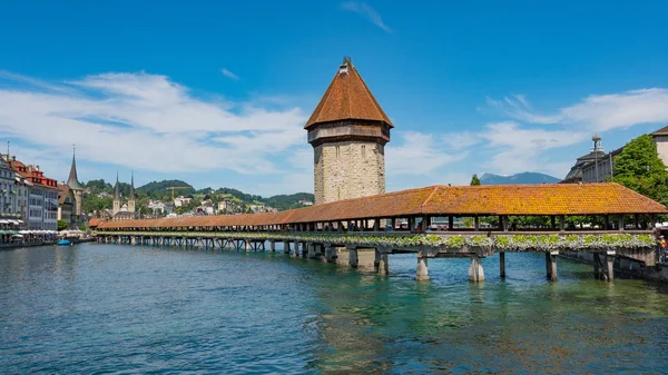 Luzern, Schweiz: Vy över historiska centrum Luzern, Schweiz. Luzern är huvudstad i kantonen Luzern och del av stadsdelen med samma namn. — Stockfoto
