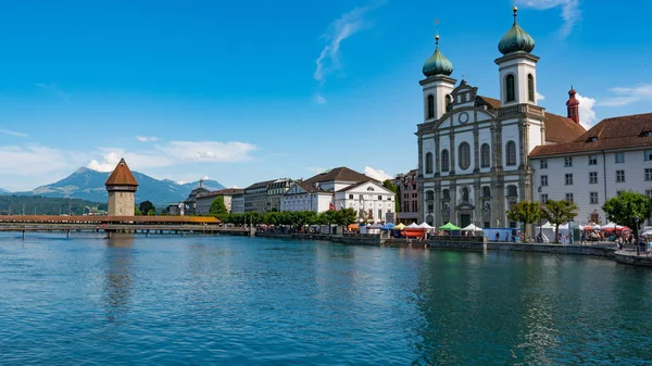 LUCERNE, SWITZERLAND: Pemandangan bersejarah pusat kota Lucerne, Swiss. Lucerne adalah ibukota kanton Lucerne dan bagian dari distrik dengan nama yang sama . — Stok Foto