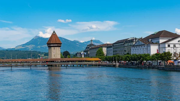 LUCERNE, SWITZERLAND: Pemandangan bersejarah pusat kota Lucerne, Swiss. Lucerne adalah ibukota kanton Lucerne dan bagian dari distrik dengan nama yang sama . — Stok Foto