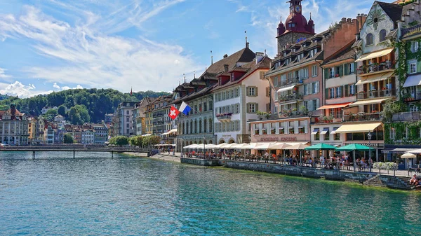 LUCERNE, SWITZERLAND - JULY 04, 2017: Pemandangan bersejarah Lucerne pusat kota, Swiss. Lucerne adalah ibukota kanton Lucerne dan bagian dari distrik dengan nama yang sama . — Stok Foto